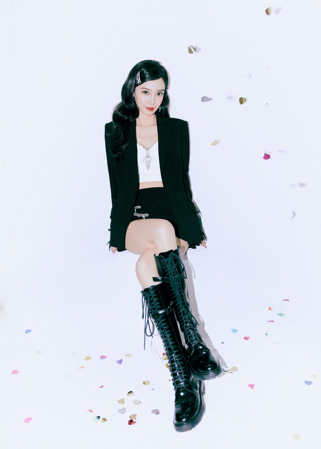 輕輕露腰又露腿。